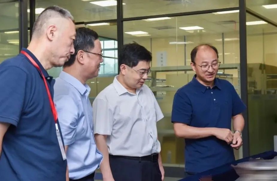 集团领导到相关直属单位调研并进行现场办公