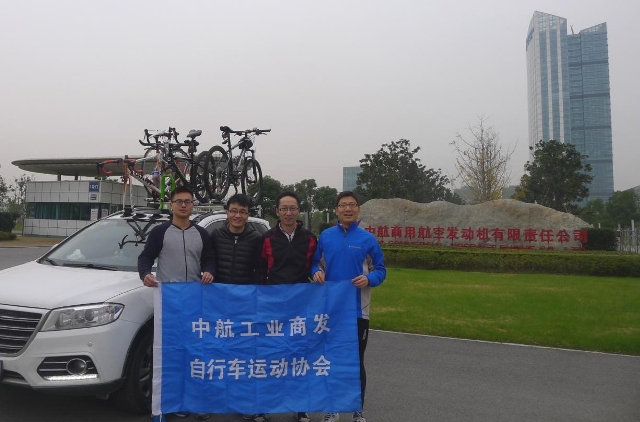 图1_闵行基地一号门合影.JPG